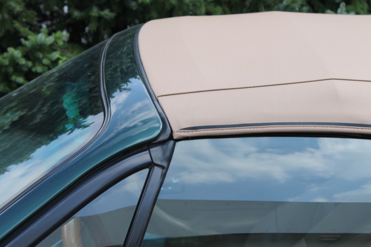 Mazda MX 5 CabrioVerdeck zweiteilig StoffVerdeck mit Glasscheibe beige Softtop, konvertibles Dach, Autodach, Scheibenreflexion, grüner Karosserielack, soft-top, convertible, car roof, beige fabric, windshield