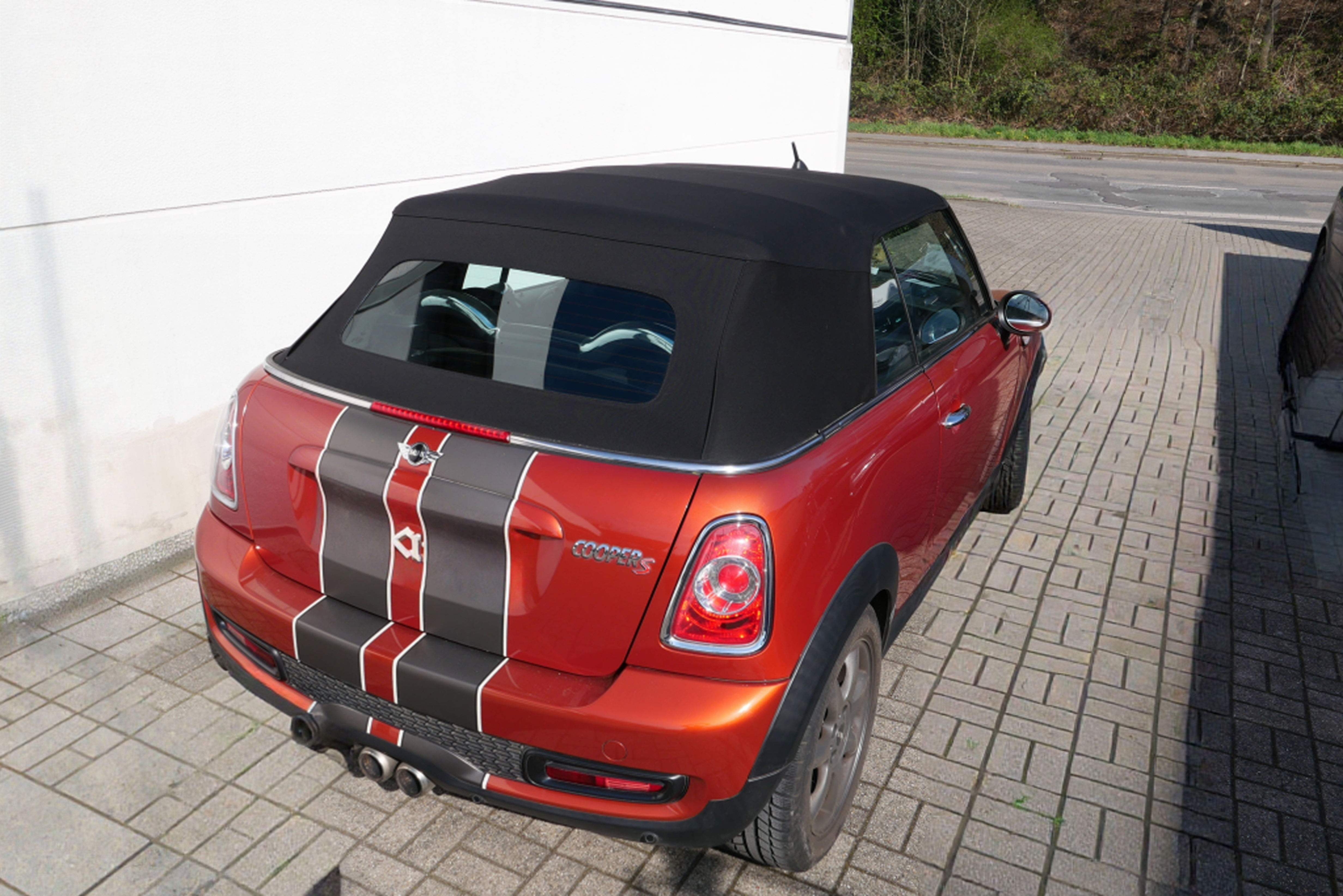 Mini R57 Verdeck 2009-2015 schwarz Mini Cooper, Cabrio, Rotes Auto, Rennstreifen, Schwarz weicher Dach